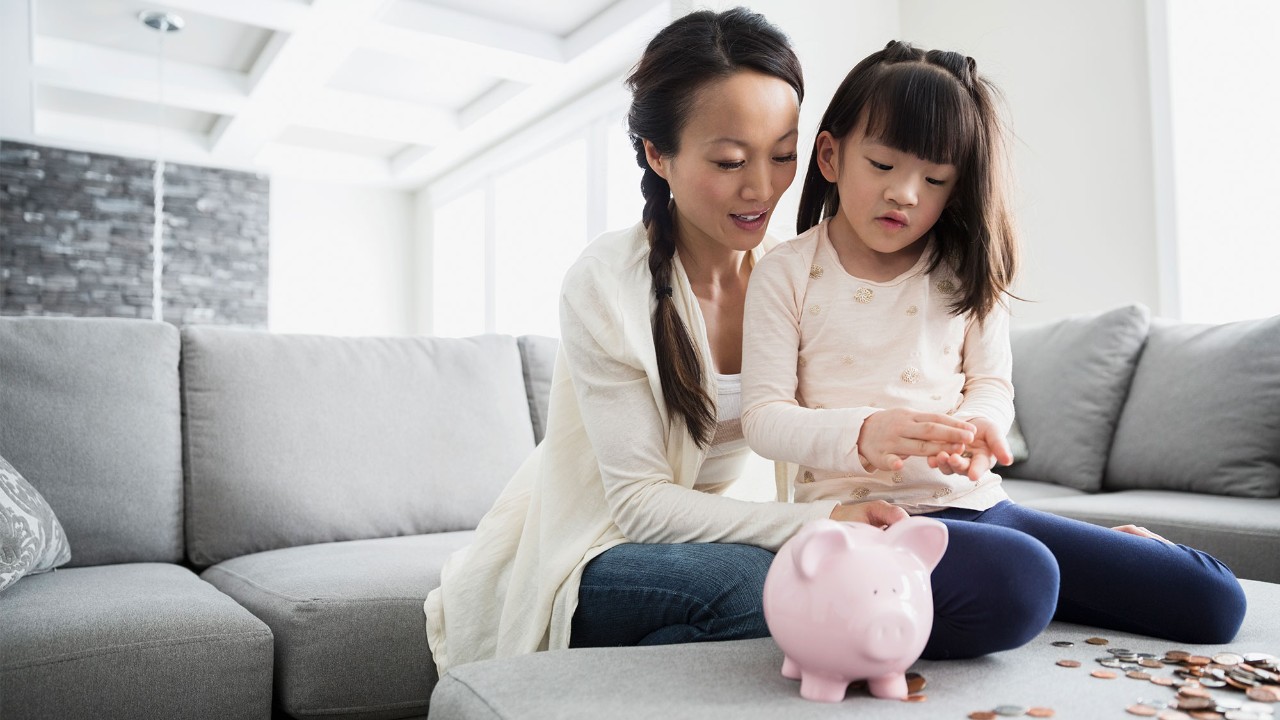 mother with daughter money pig